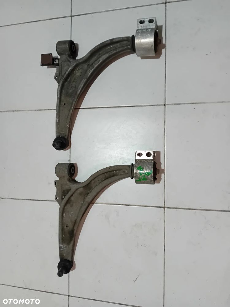 wahacz lewy przód Opel Astra IV 2010 - 1