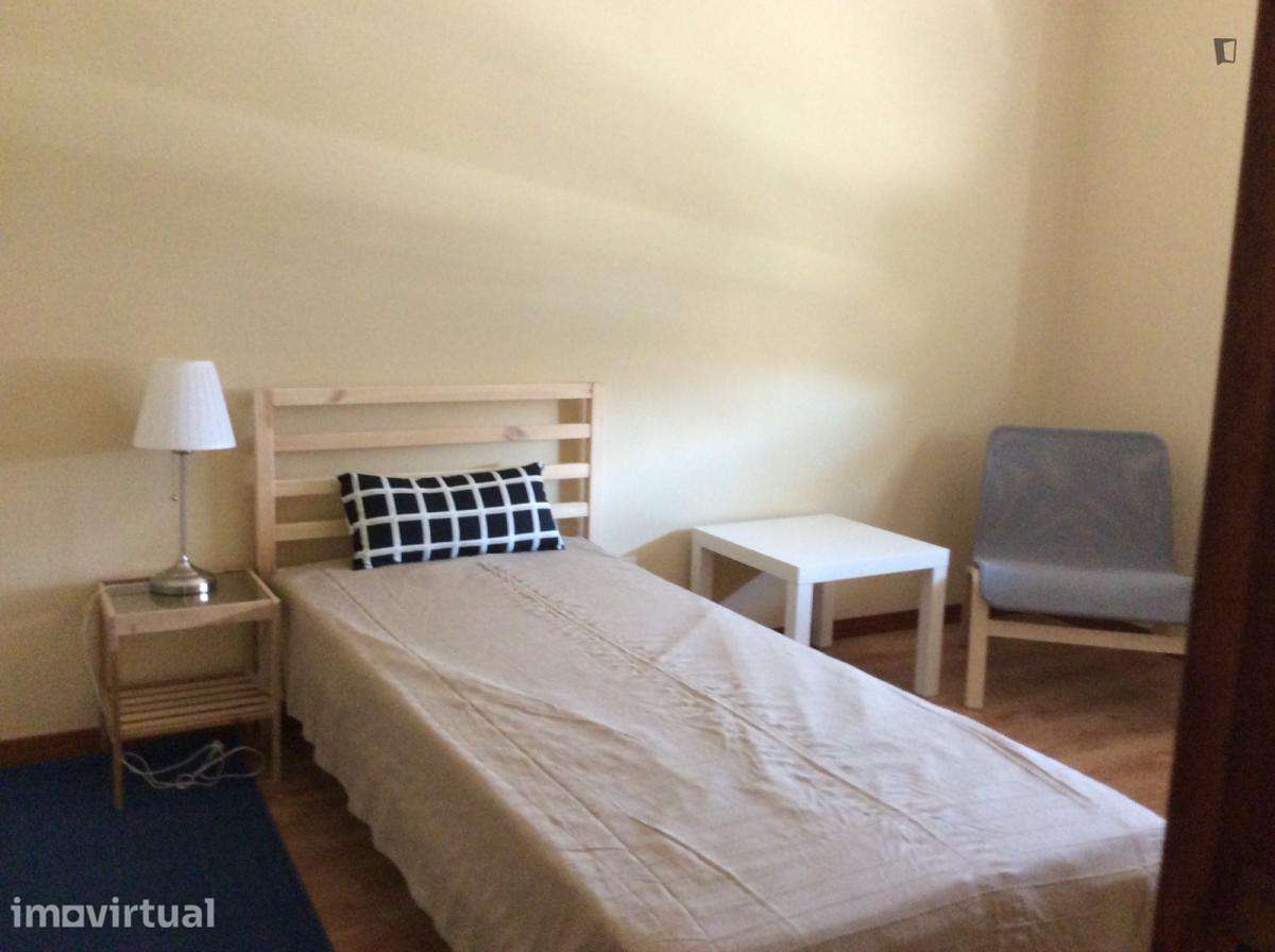 Quarto - localizado em São Mamede de Infesta Porto - Grande imagem: 2/15