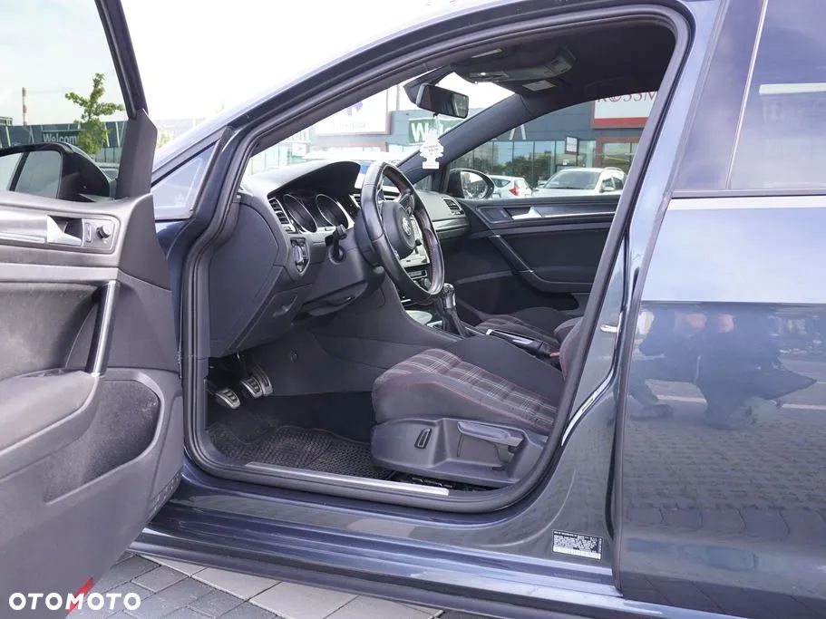 Volkswagen Golf - 10