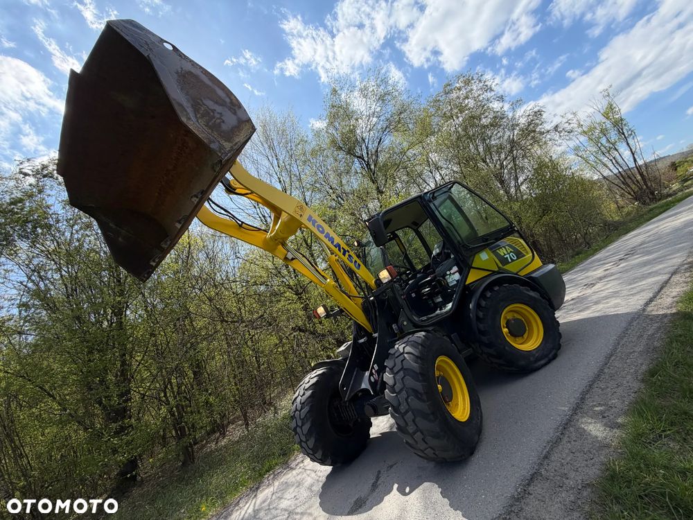 Komatsu WA70-7 Ładowarka Kołowa łamana 2016 rok.  Jak Nowa!  Oryginał łyżka. Mocny silnik 4cylindry. Zero luzów i wycieków. Aktualne Badania DEKRA BMWT. Wielka Okazja. Maszyna jak nowa z Salonu. 4200mtg. Pochodzi z Norweskiego urzędu gminy. Dodatkowe linie Hydrauliczne. Szybka wolna Jazda Rewers Hydrostatic.  Wersja Norwesk Mocne doświetlenie dodatkowe grzanie. kabina Ogrzewana wentylowana! Zmiana Osprzętu Hydrauliczna! - 5