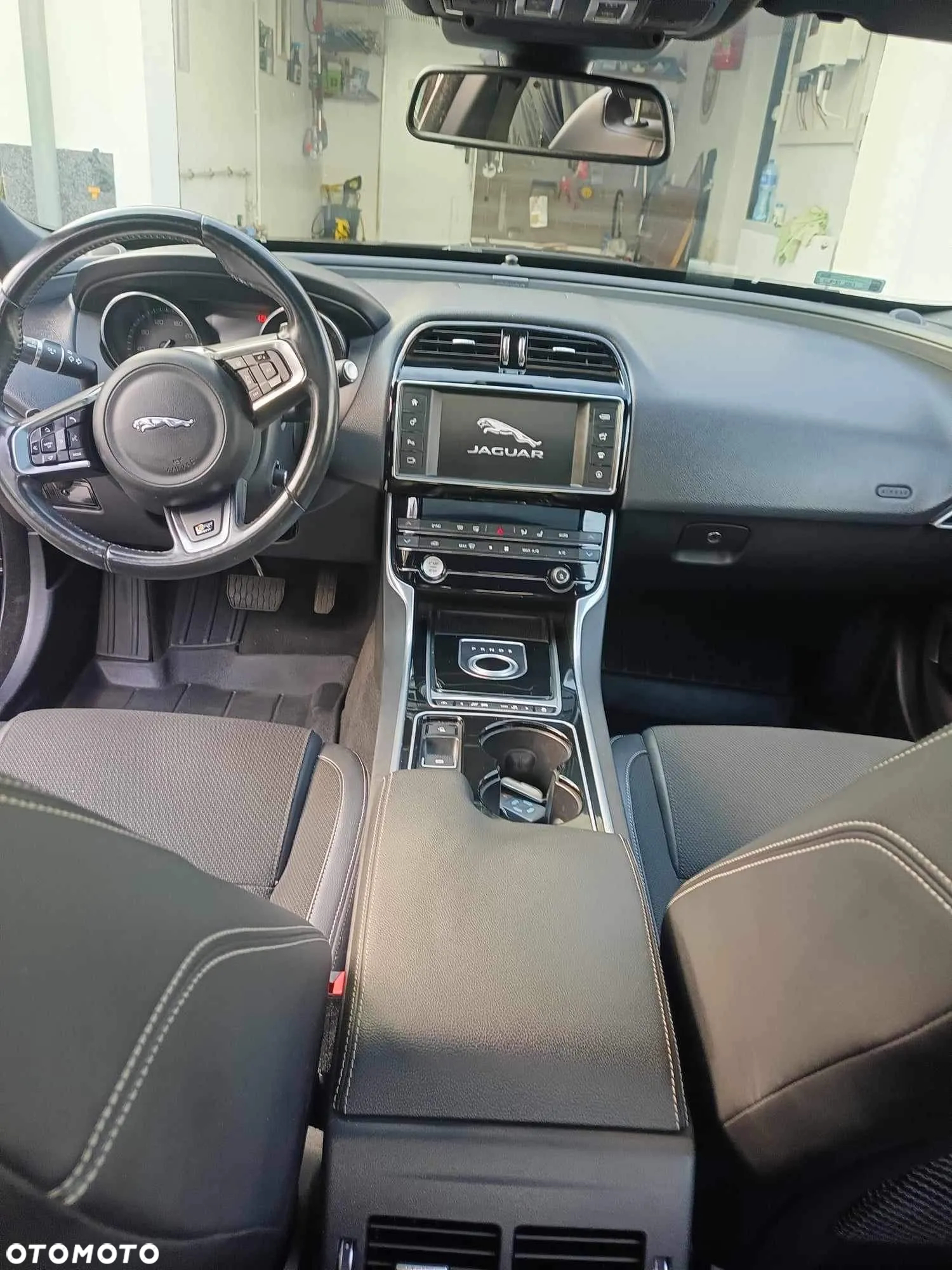 Jaguar XE 2.0 D R-Sport - 6
