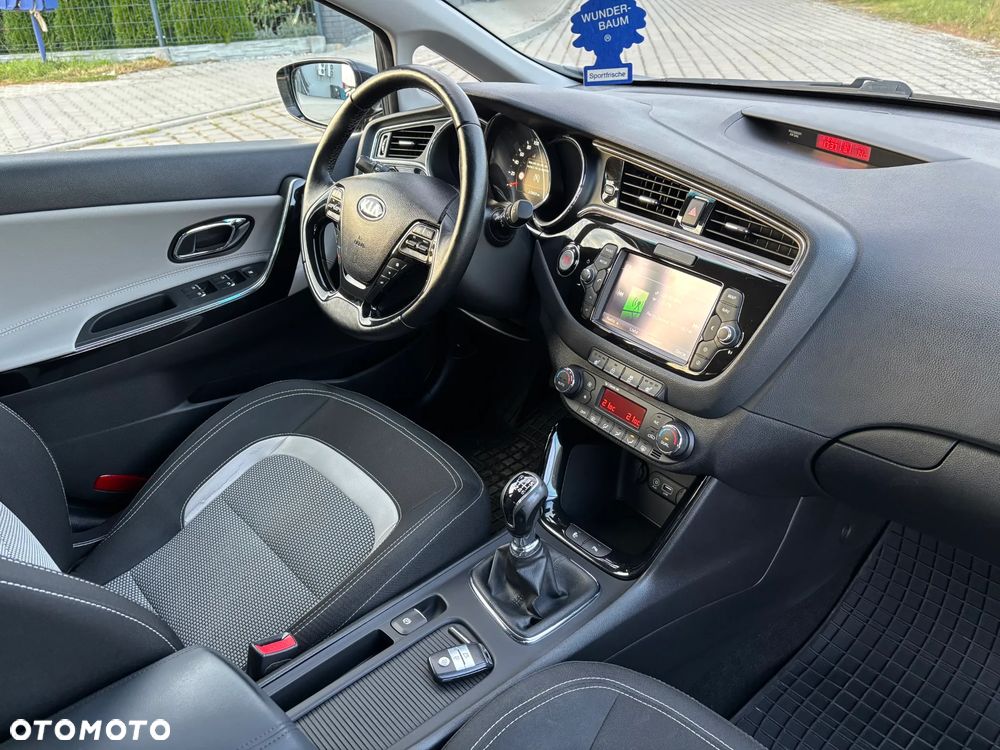 Kia Ceed 1.6 CRDi 136 ISG Dream Team Edition - 8