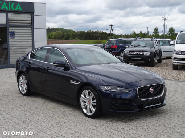 Jaguar XE 2.0 D180 R-Dynamic SE