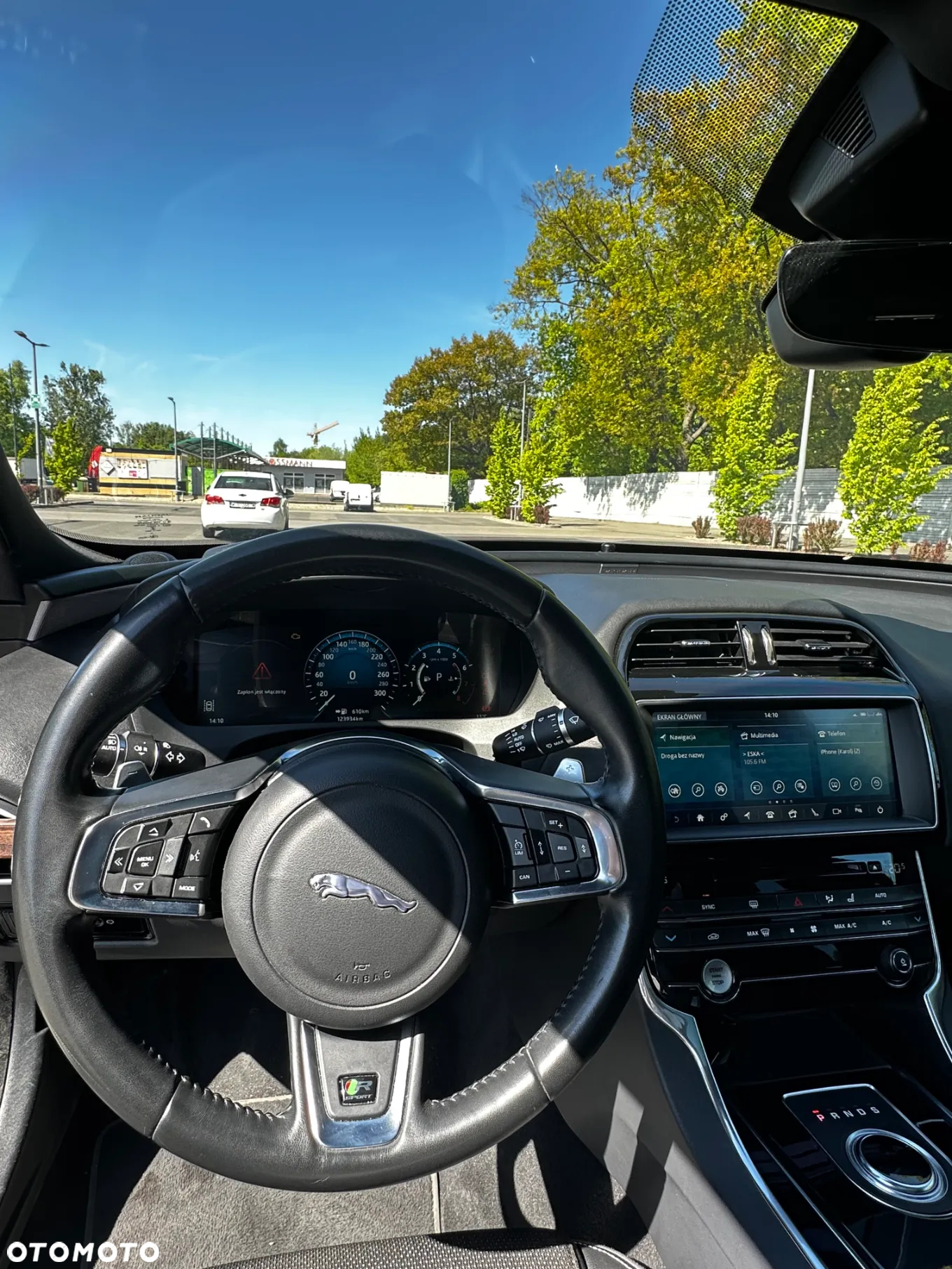Jaguar XE 2.0 T R-Sport - 8