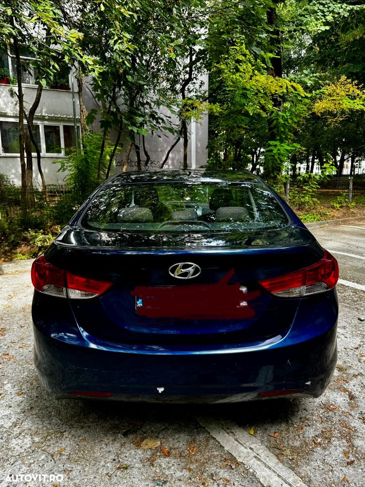 Hyundai Elantra - 4
