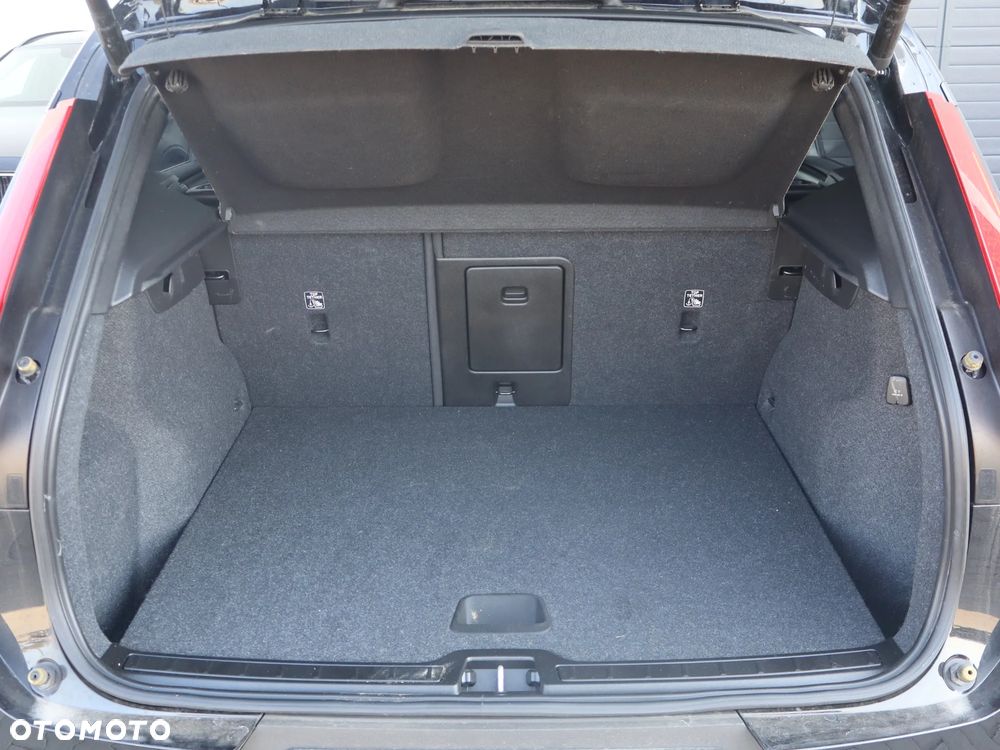 Volvo XC 40 B4 B AWD Momentum Pro - 16