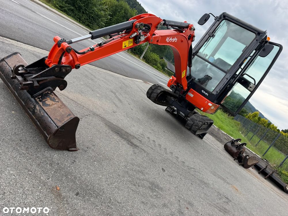 Kubota KX016-4 Koparka Gąsienicowa 2 tony. DEKRA aktualna do 2026r. 3 łyżki.+ pług fabryczny do równania kruszywa lub odśnieżania. Szybkozłącze Hydrauliczne. zmiana łyżek bez wychodzenia z kabiny! Rozsuwane Hydr. podwozie! Sprowadzona z Gospodarstwa Norweskiego! Zero luzów i wycieków. Maszyna jak Nowa z Salonu! 2020 rok. 1000 mtg! Pełna Dokumentacja. Gąsienice bez zużycia! Łyżka Skarpowa+ 2 kopiące. szybka wolna jazda. Ani deka luzów i wycieków. OKAZJA  Dodatkowe sekcje Hydr. Po serwisach kolejny za 400 mtg! - 21