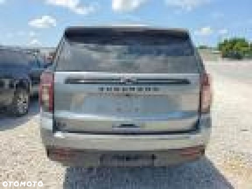 Chevrolet Suburban - 5
