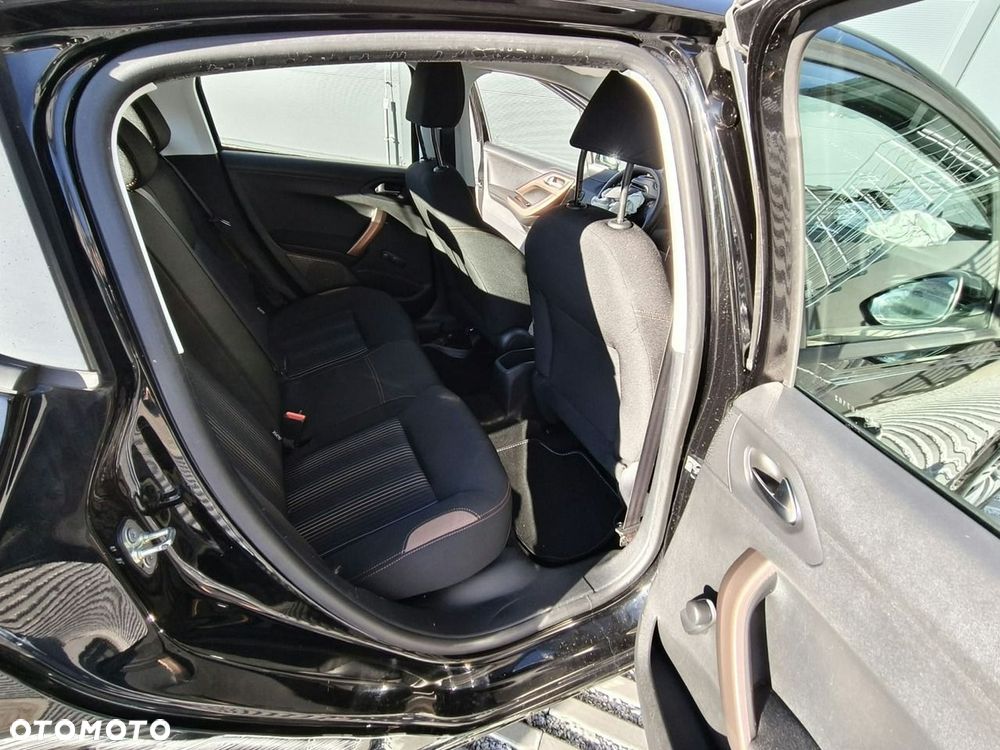 Peugeot 208 - 18