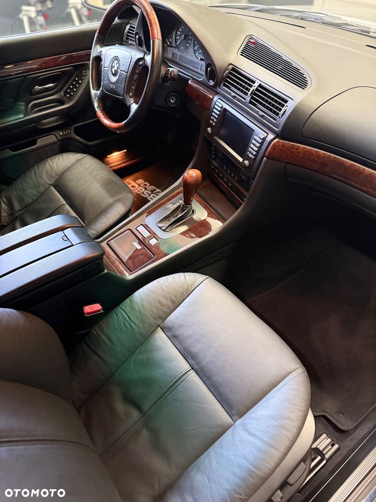 BMW Seria 7 740i - 24