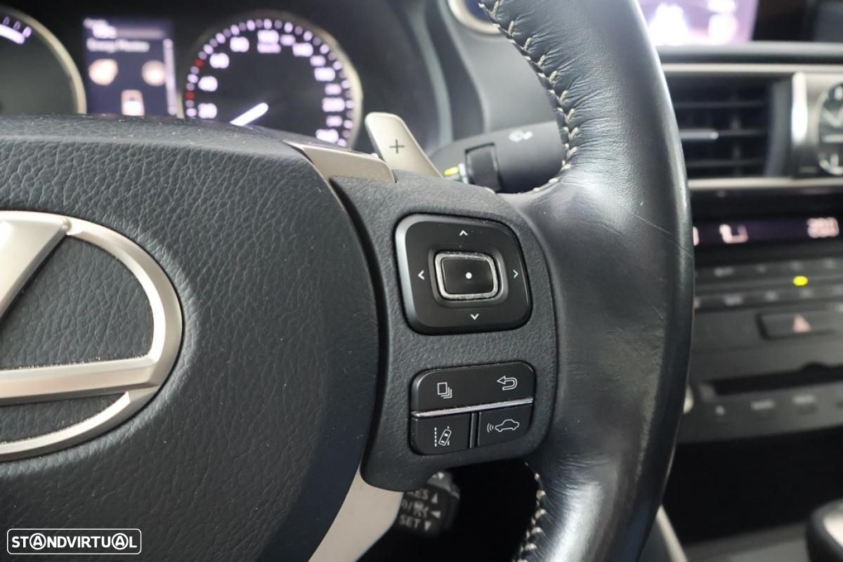 Lexus IS 300H - 32