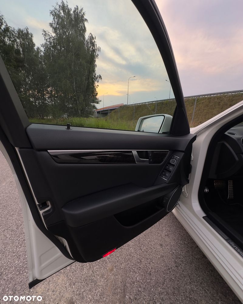 Mercedes-Benz Klasa C 220 CDI BlueEff 4-Matic Avantgarde - 22