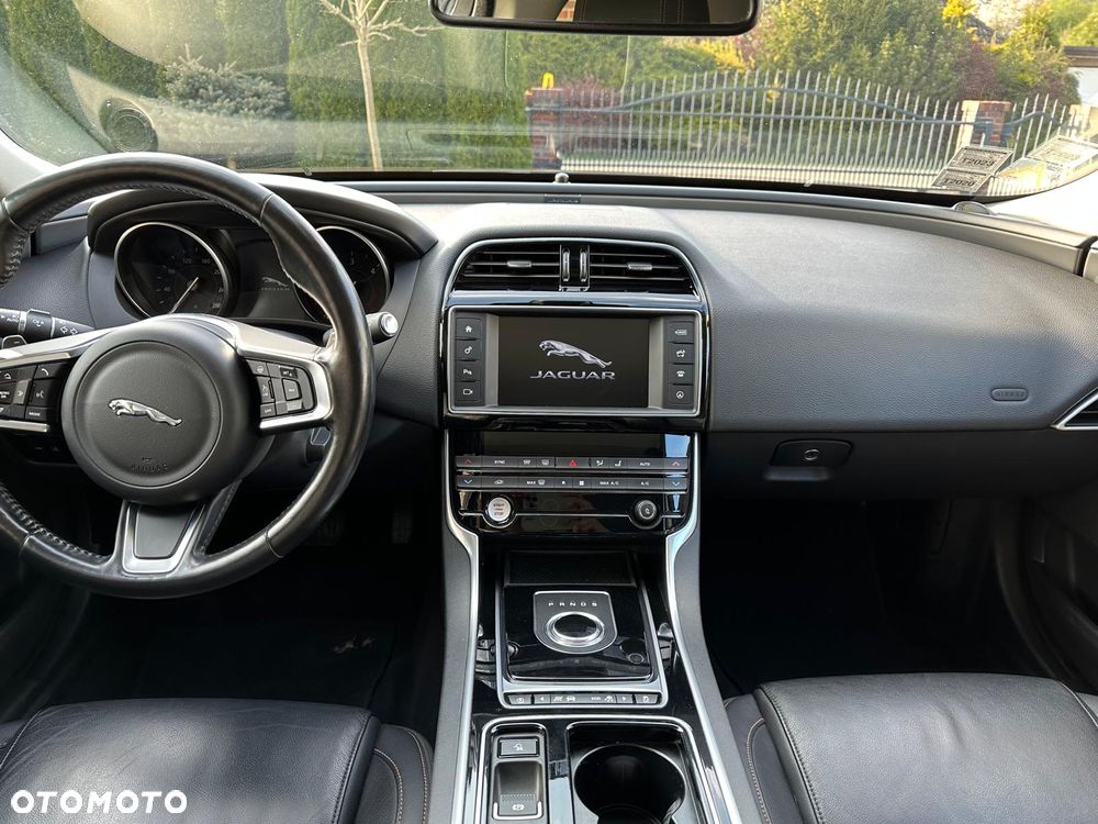 Jaguar XE 20d AWD Prestige - 15