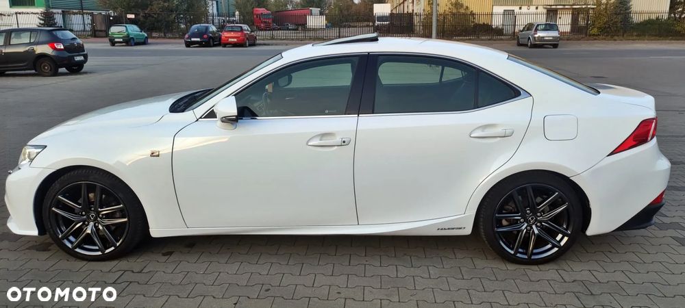 Lexus IS 300h F Sport - 4