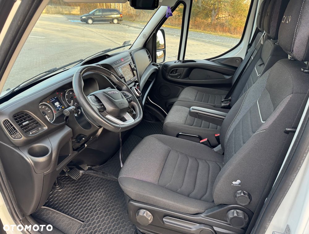 Iveco Daily 2022r‼️35S18‼️ 3.0 HI-MATIC Kontener 9 Palet Niski przebieg ‼️TEMPOMAT Aktywny Full LED Salon Polska Poduszki Pneumatyczne 4.50x2.20x2.20 z tyłu drzwi NAVI 3.5T Bogata Wersja Lekka zabudowa - 25