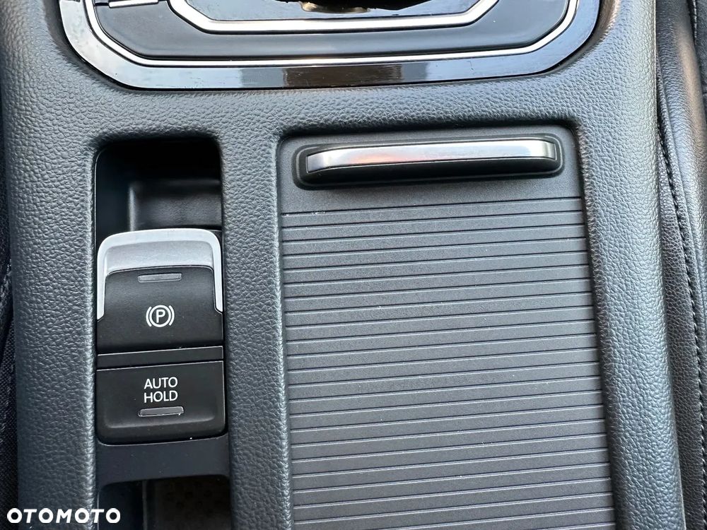 Volkswagen Passat Variant 2.0 TDI SCR DSG Highline - 39