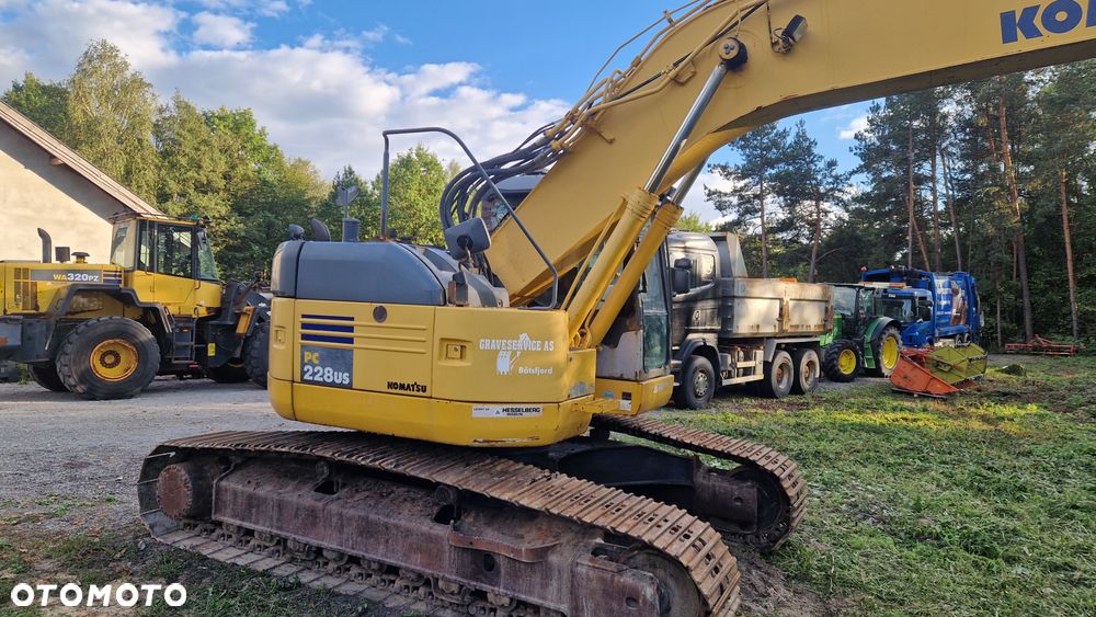 Komatsu PC228 - 1