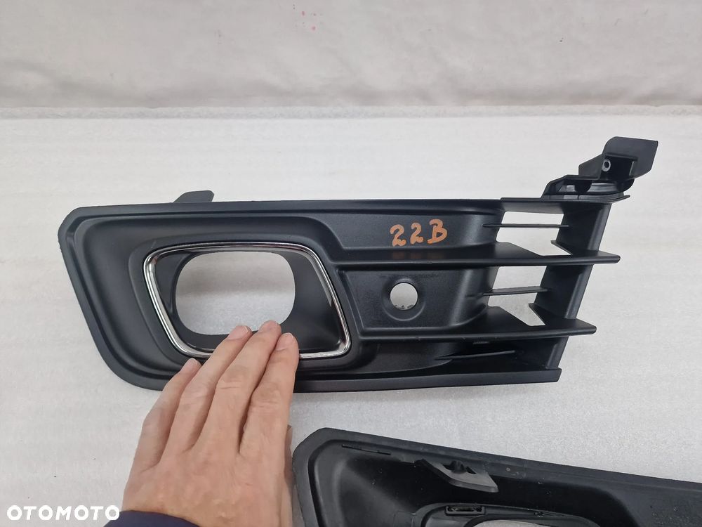 RENAULT CAPTUR I LIFT 16- LEWA / PRAWA KRATKA BOCZNA ZDERZAKA PRZEDNIEGO PRZÓD NA PDC Z CHROMEM , NR 261A24736R / 261A35462R , NR AUKCJI D/22 - 10