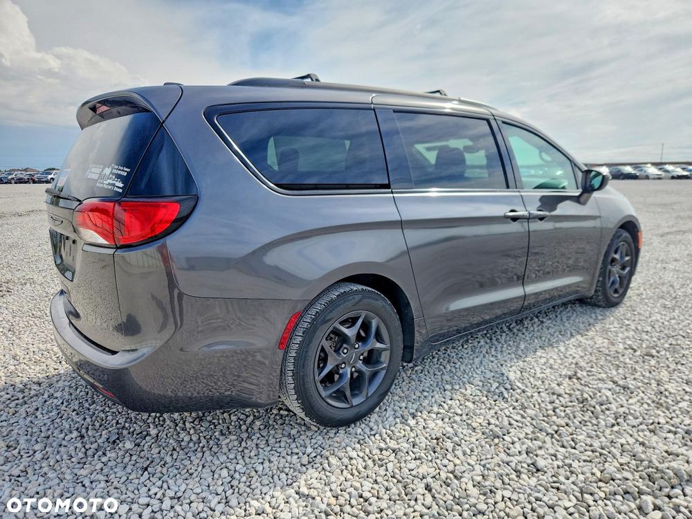Chrysler Pacifica - 4