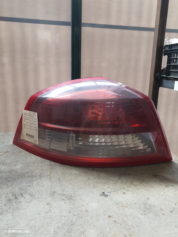 FAROLIM ESQUERDO PAINEL RENAULT VEL SATIS 02- / 8200384031