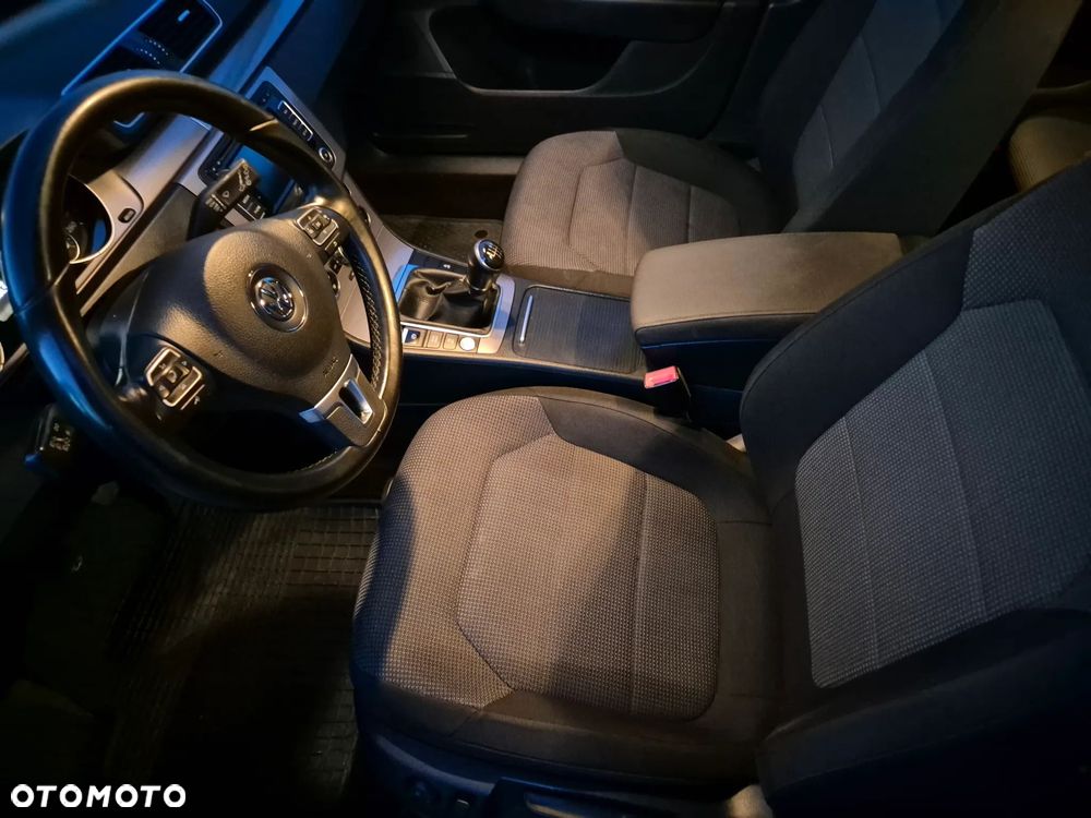 Volkswagen Passat - 12