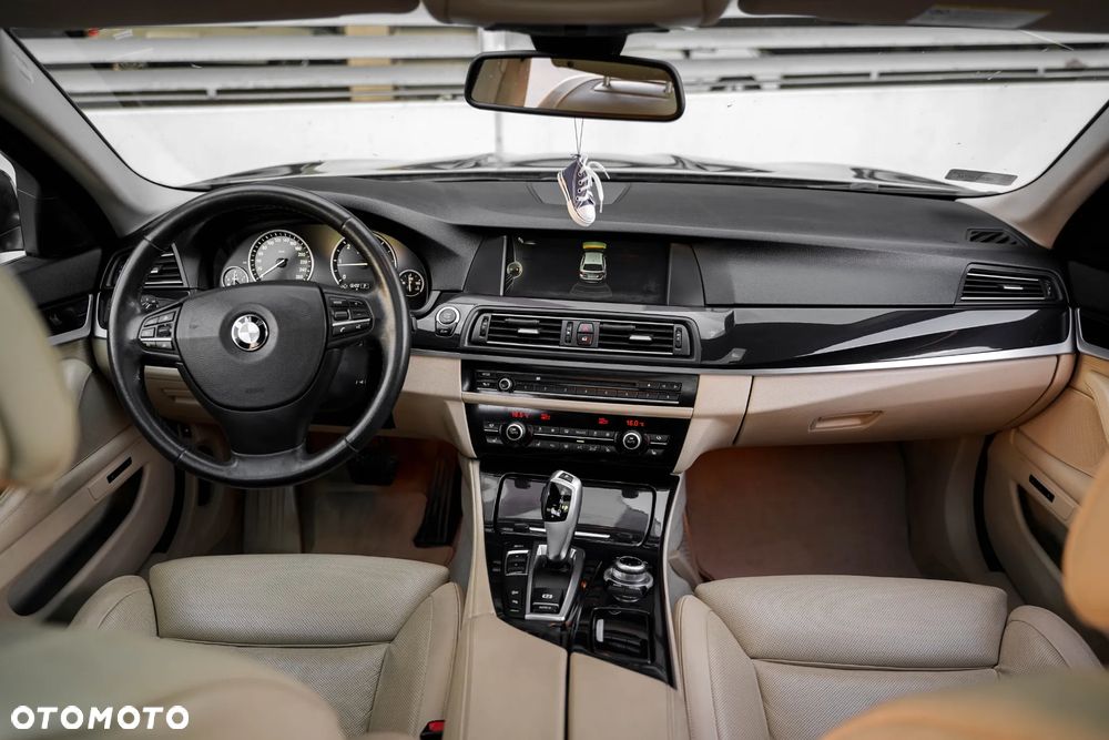 BMW Seria 5 525d xDrive Luxury Line - 7