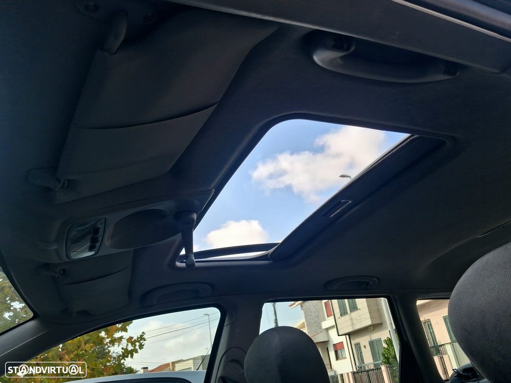 Ford Focus SW 1.6 Ghia - 38