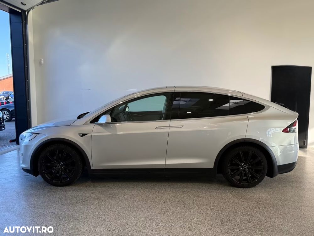 Tesla Model X - 14