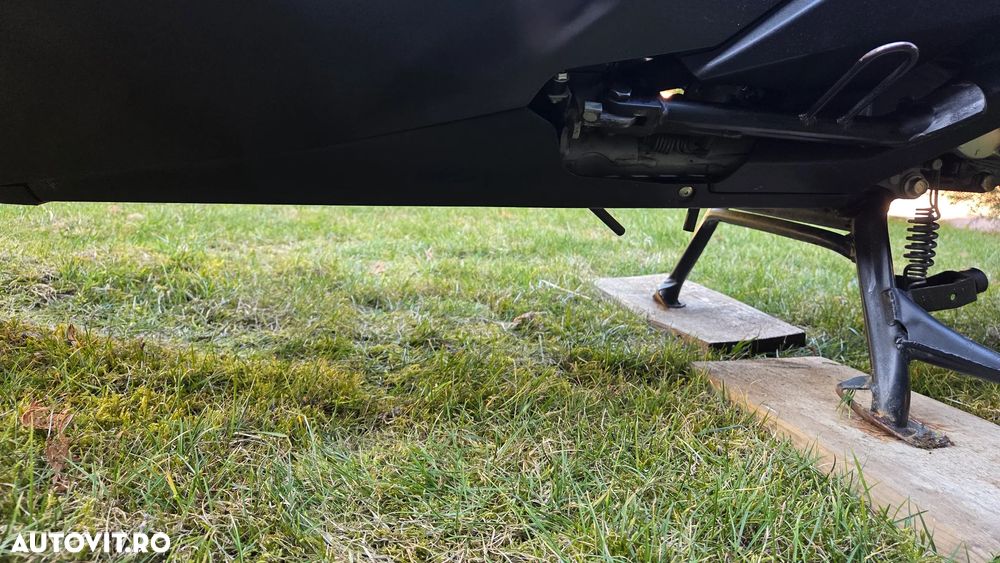 Suzuki AN 400 Burgman - 18