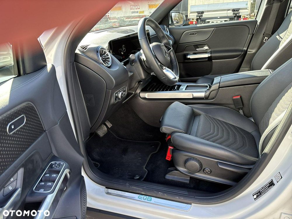 Mercedes-Benz EQB - 10