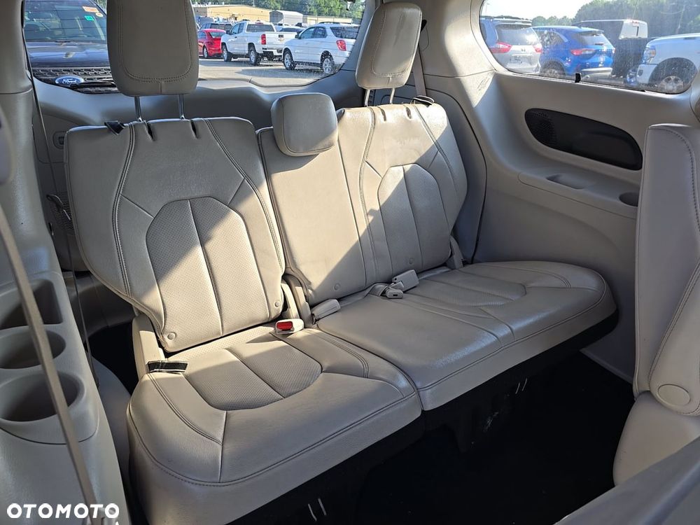 Chrysler Pacifica - 16