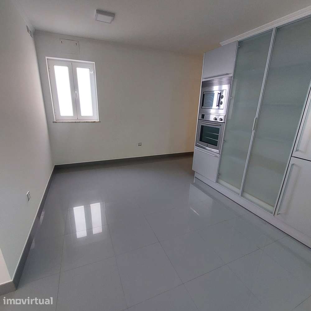 Apartamento T4 com 3 casas de banho e garagem - Grande imagem: 5/34