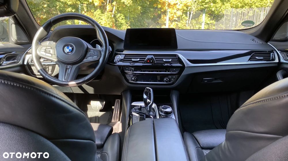 BMW Seria 5 M550i xDrive sport - 13
