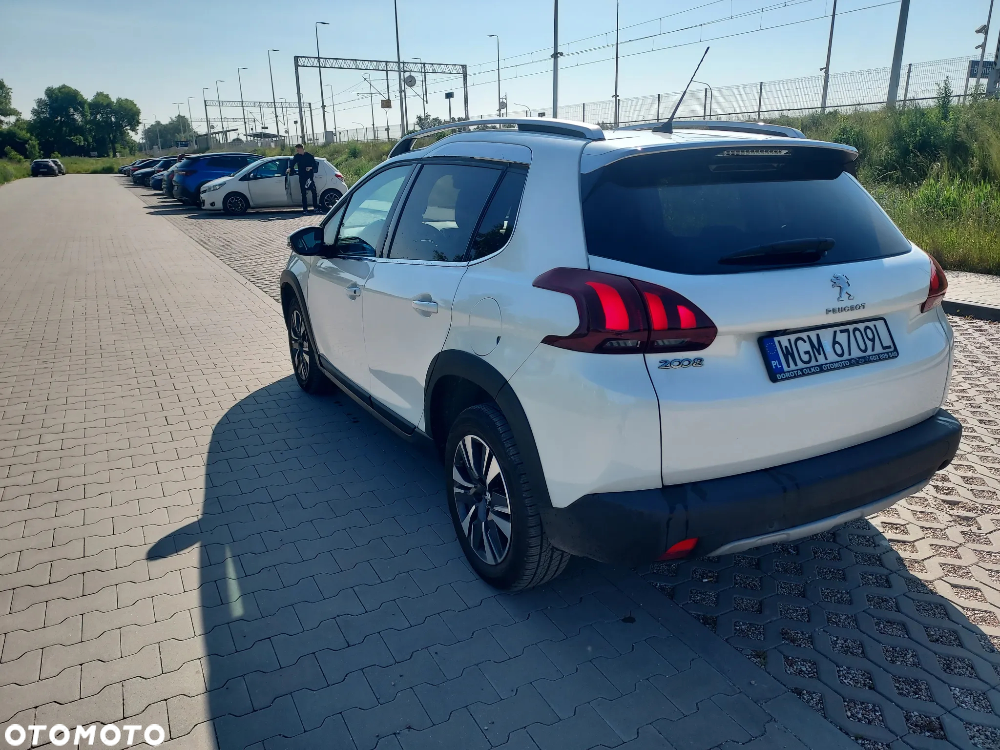 Peugeot 2008 1.5 BlueHDi Allure S&S - 4