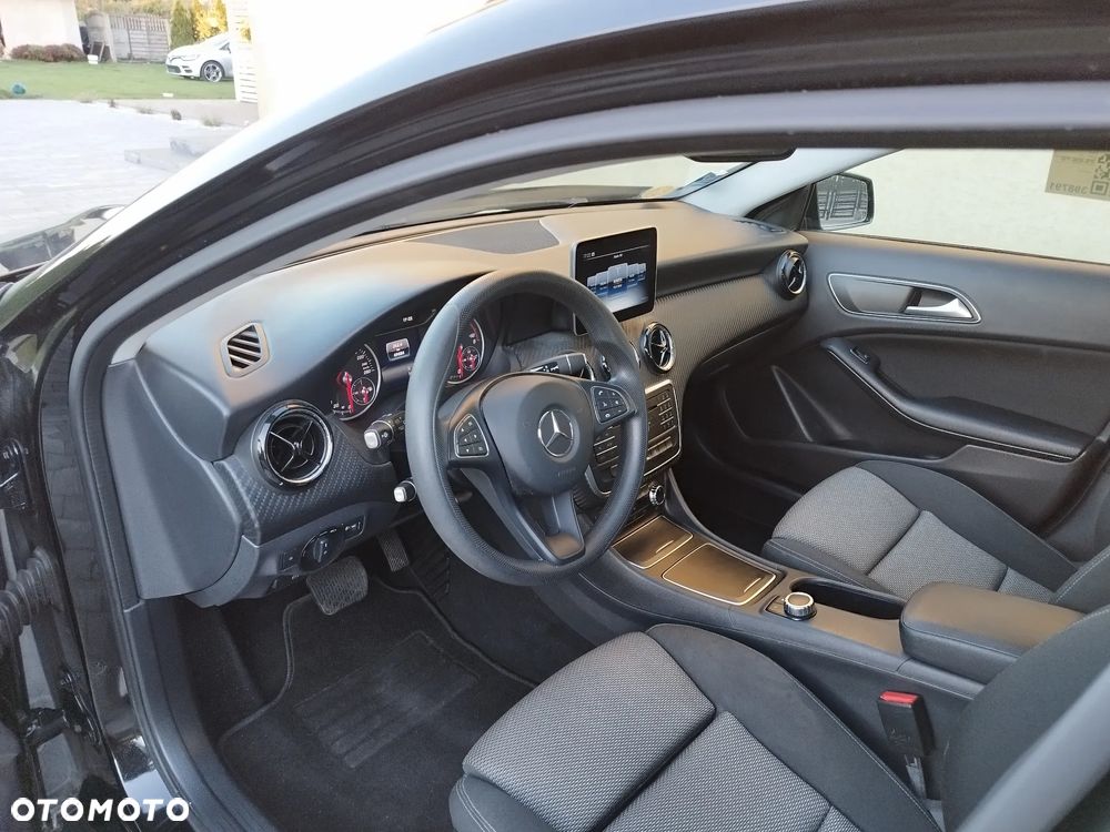 Mercedes-Benz GLA 200 d 4-Matic Urban - 14