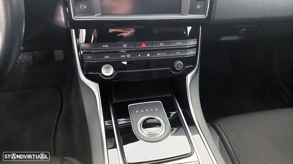 Jaguar XE 2.0 D R-Sport AWD Aut. - 12