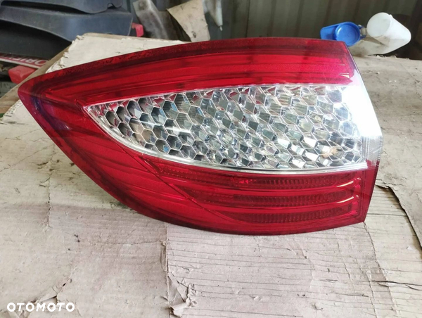 lewa tylna lampa w błotnik ford mondeo mk4 kombi przed lift