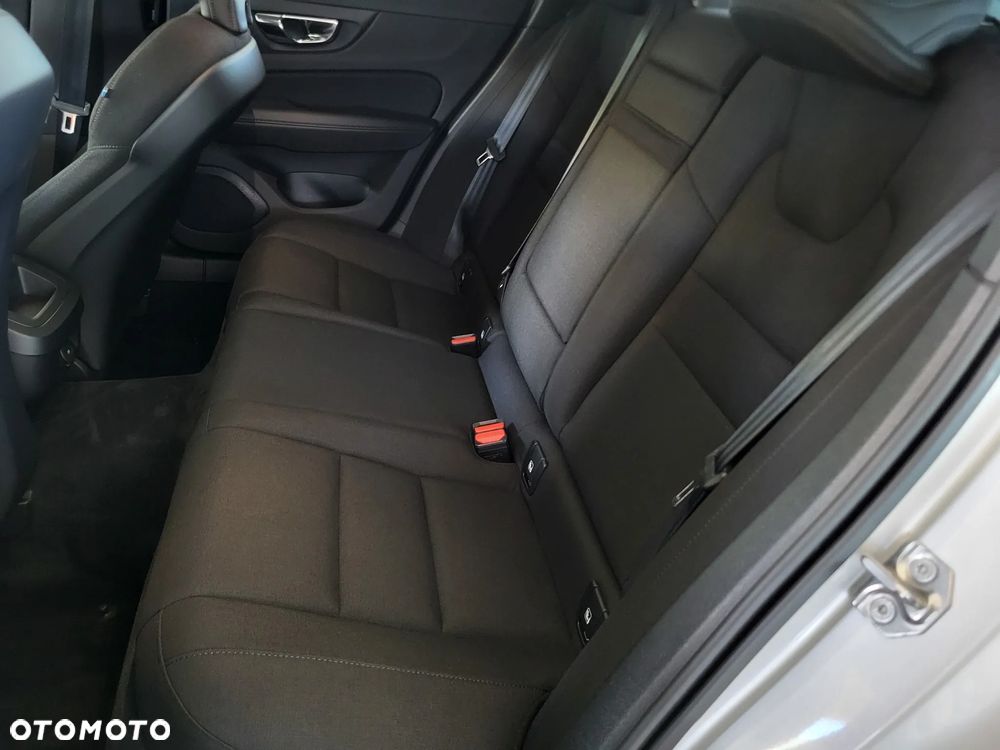 Volvo V60 B4 D Momentum - 23