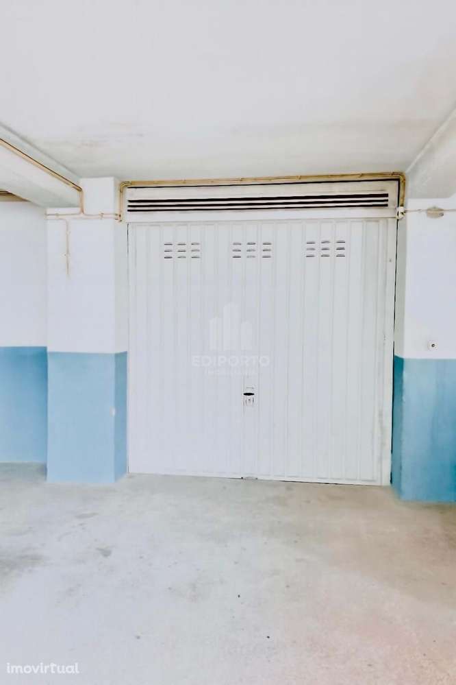 Garagem fechada com ponto de luz eletrica junto ao Intermarché de Tava - Grande imagem: 3/5