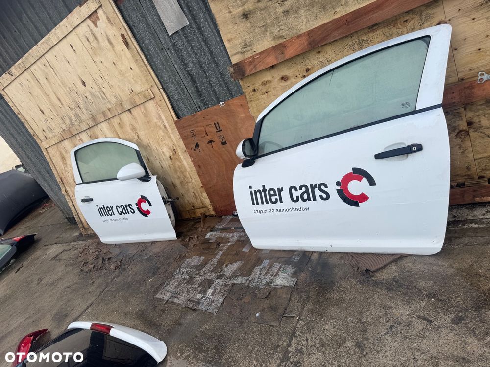 Opel Corsa D biała maska drzwi prawe lewe przednie przód pas przedni chłodnice wody klimy lampy lampa przednia prawa lewa błotnik prawy lewy biały białe zderzak przód przedni klapa bagażnika klapa tył tylnia lampa prawa lewa belka pod zderzak - 14