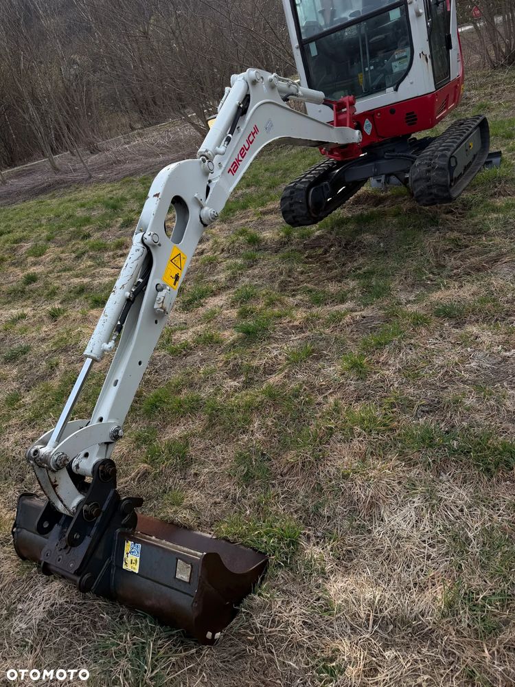 Takeuchi TB216  Koparka Gąsienicowa 2 tony. Długie ramie plus! Zaledwie 1000 mtg. DEKRA aktualna do 2026r. Rozsuwane Hydr. podwozie! Z Gospodarstwa Norweskiego! Zero luzów i wycieków. Maszyna jak Nowa z Salonu! 2017rok. Pełna Dokumentacja. Gąsienice bez zużycia! Łyżka Skarpowa! Szybkozłącze! Szybka wolna jazda. Radio Usb nagłośnienie. Po serwisach. Okazja Wyjscia Hydrauliczne. Silnik Yanmar 3cyl. skrętne ramię! - 5