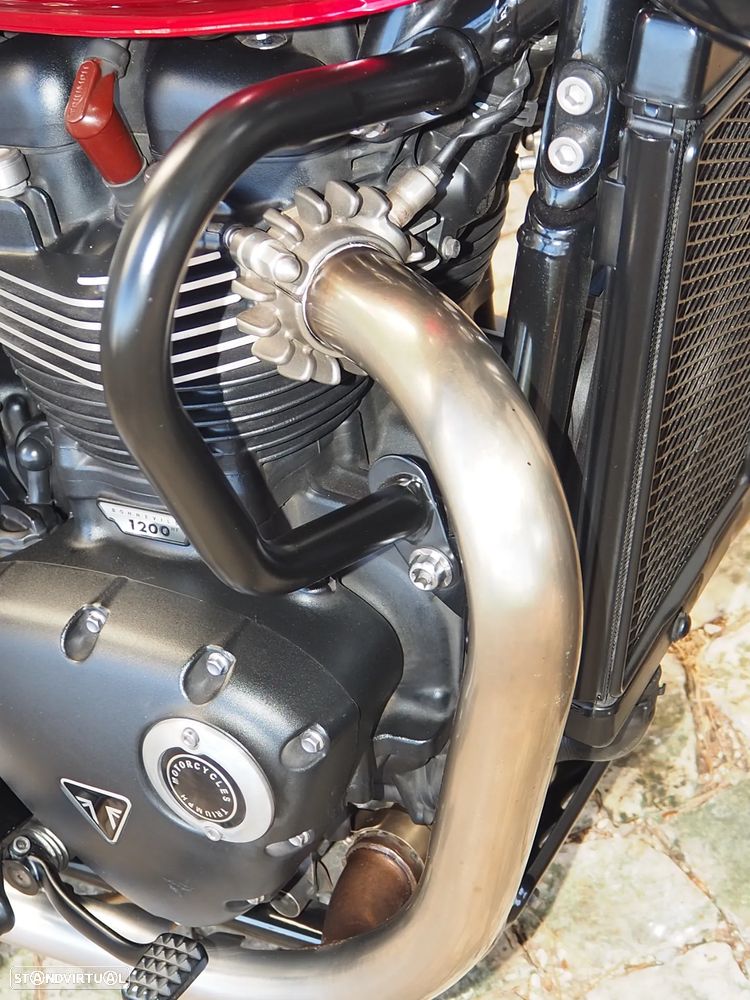 Triumph Bonneville BOBBER - 8