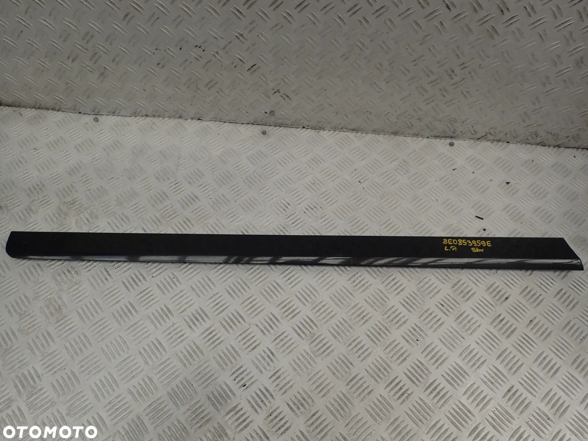 LISTWA DRZWI LEWY PRZÓD AUDI A4 B6 S-LINE 8E0853959E - 1