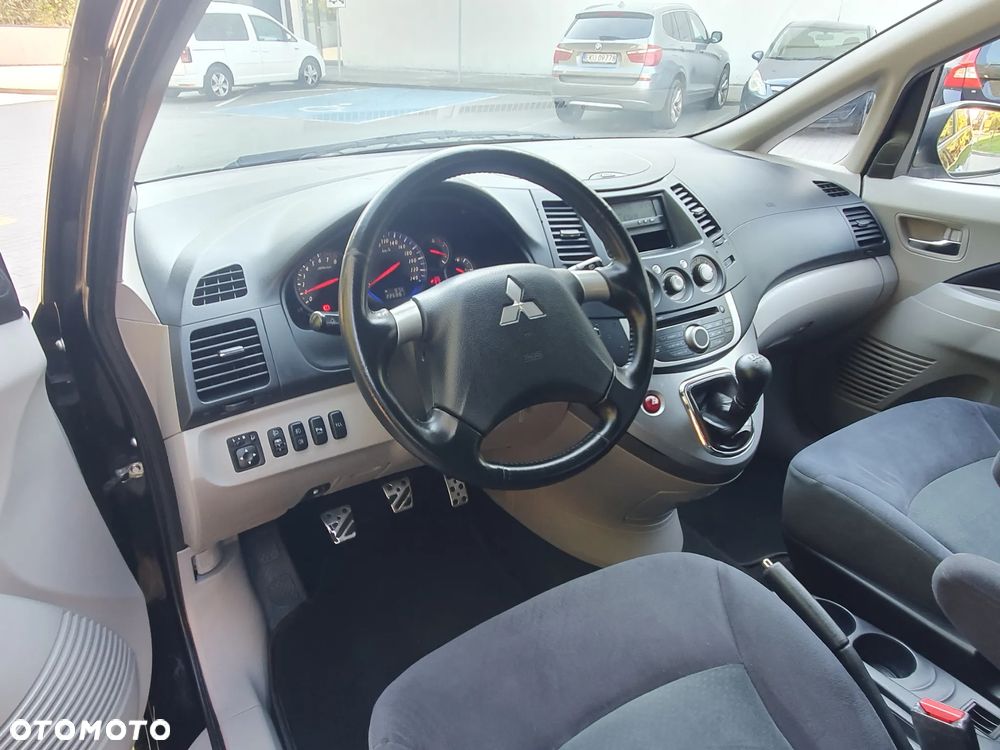 Mitsubishi Grandis - 26