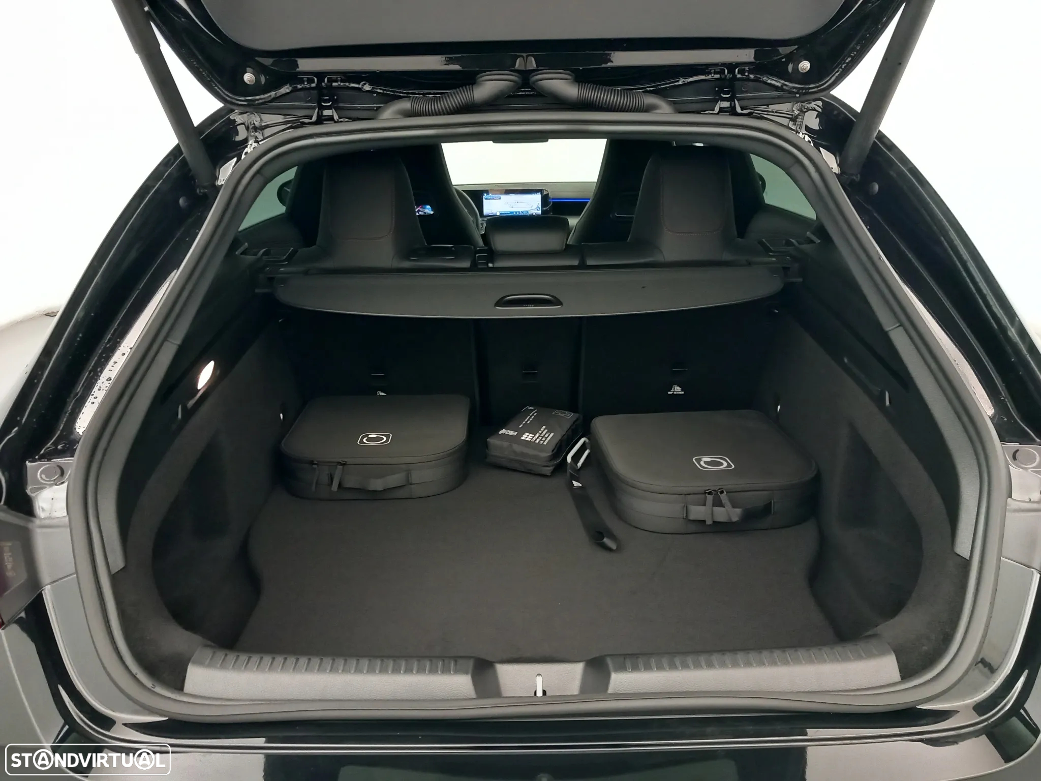Mercedes-Benz CLA 250 e Shooting Brake AMG Line - 13