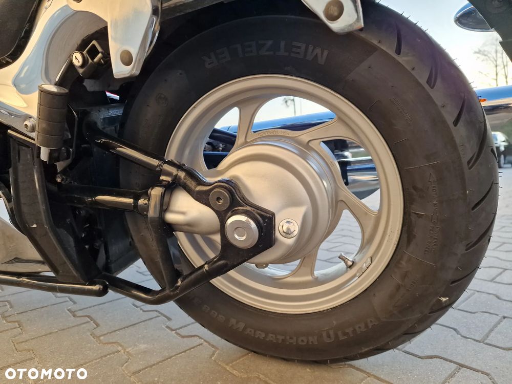 Suzuki Intruder - 11