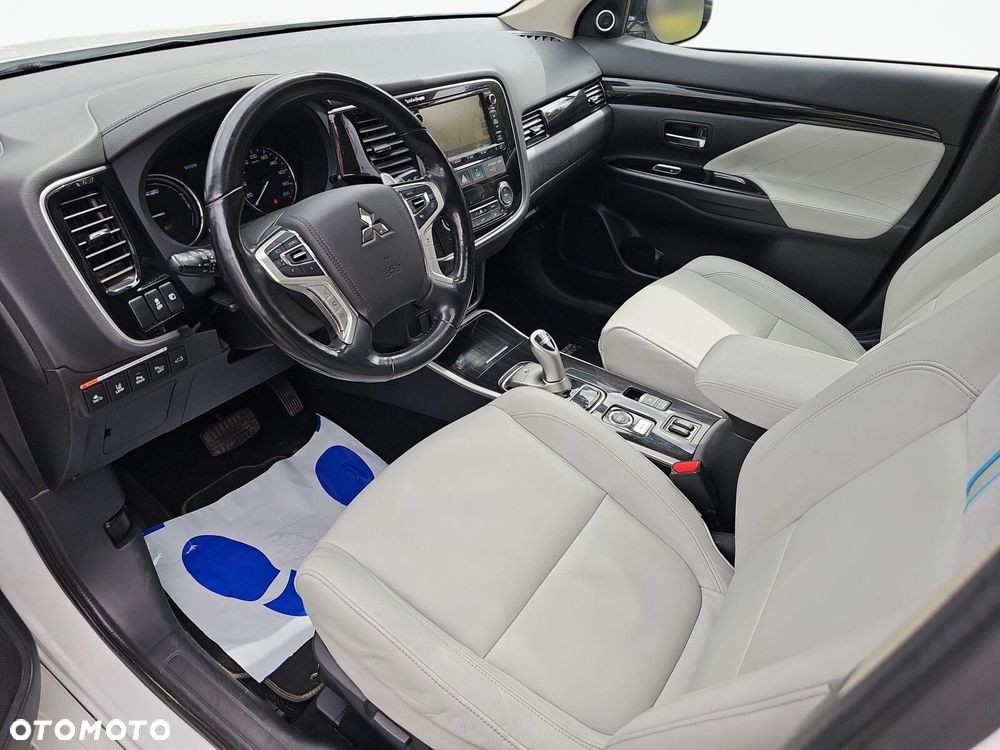 Mitsubishi Outlander - 12