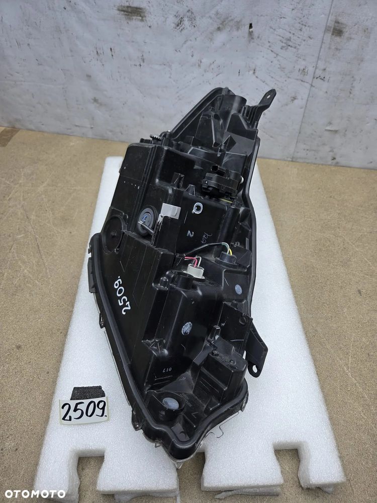Toyota Yaris III 3 lift 17-20r lampa lewy lewa przód przednia - 9