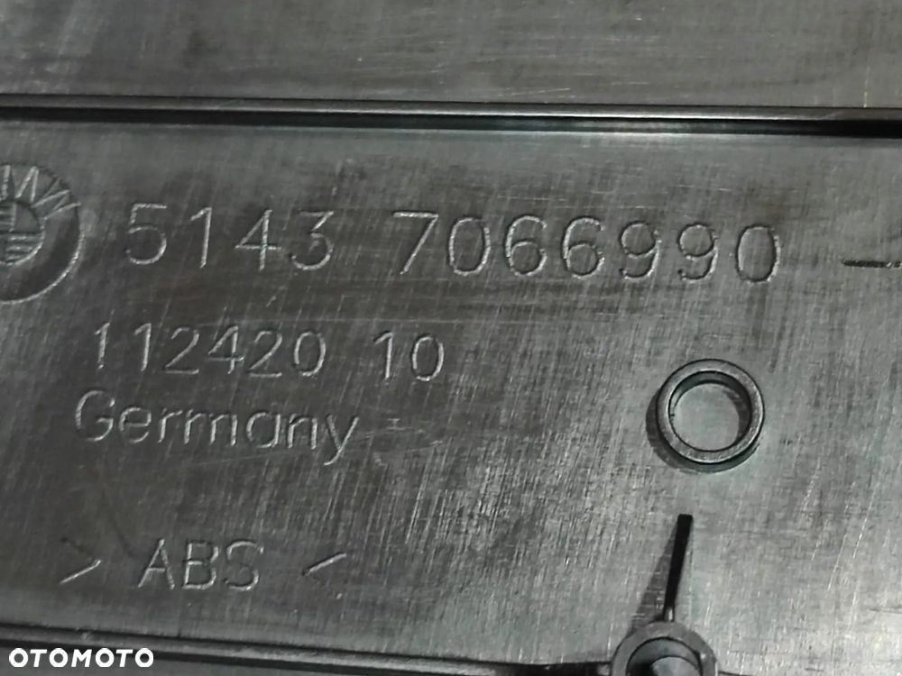E90/ E91/ E92/ E93 ORYGINALNA TAPICERKA BOCZNA PRZESTRZENI PRZYPODŁOGOWEJ PRAWA/ LEWA O NR.  51 43 7 144 533/ 51 43 7 144 534 TZW. HOKEJ I RĄCZKA OWIERANIA MASKI W BARDZO DOBRYM STANIE. - 11