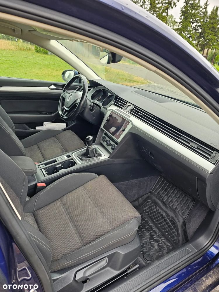 Volkswagen Passat - 11